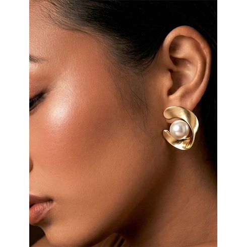 40595-brinco-liso-curvo-meio-perola-banho-ouro-18k-perola-shell-rosa-valverde-semijoias -2-